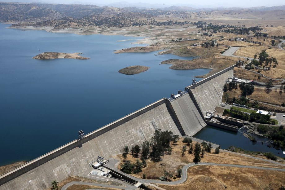 Reservoir banks that used to be underwater at Millerton Lake, on top of the Friant Dam.