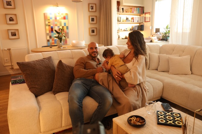 Nina Jovanović i Nemanja Milović sa ćerkicom Hanom u svom domu