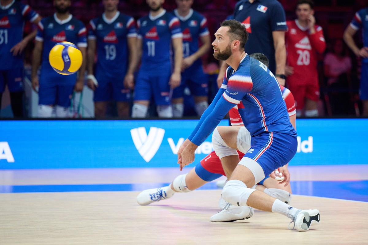 Zawodnik reprezentacji Francji Kevin Tillie (front) podczas ćwierćfinału siatkarskiej Ligi Narodów z Włochami w Łodzi