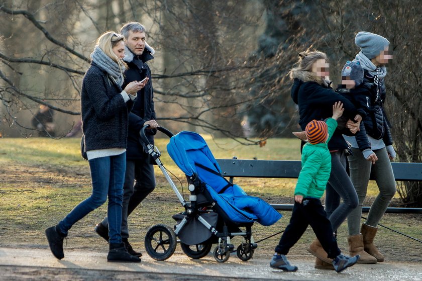 Michał Żebrowski z żoną Aleksandrą i dziećmi na spacerze w parku