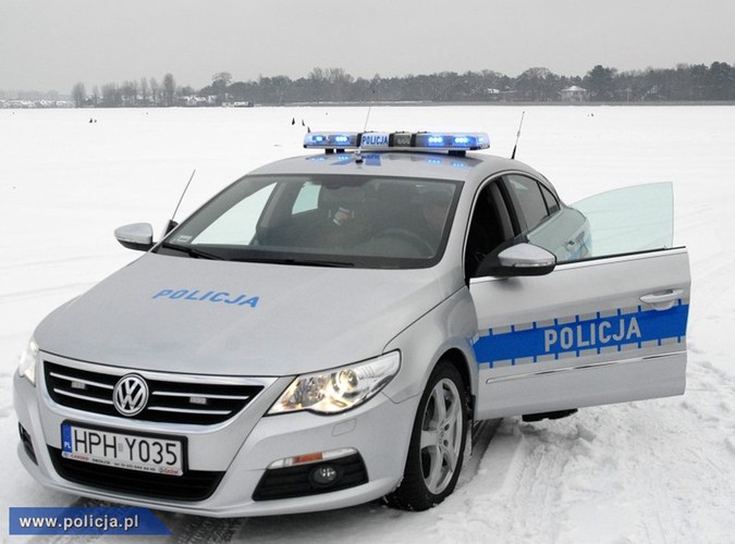 Polscy policjanci z roku na rok dysponują coraz nowszym sprzętem. Od niedawna na Mazowszu można zobaczyć volkswagena passata CC w srebrno-niebieskich barwach, który jest nowym narzędziem do walki z piratami drogowymi.
