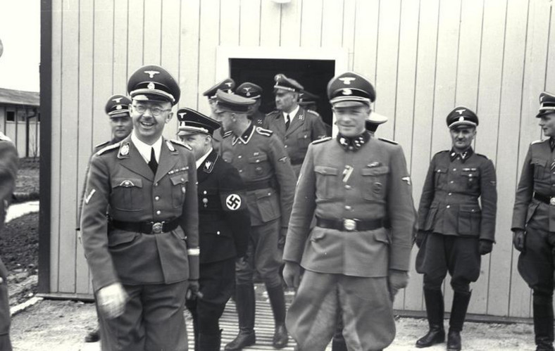 Huber (stojący w drzwiach) w czasie wizyty w obozie koncentracyjnym w Mauthausen w 1941 r.