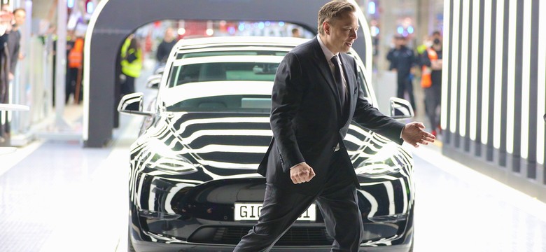 Tesla już produkuje pod Berlinem. Za bramą protesty i ręce przyklejone do ziemi