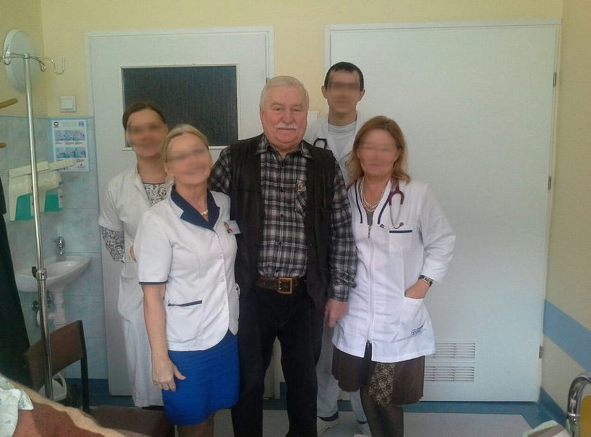 Lech Wałęsa i personel szpitala