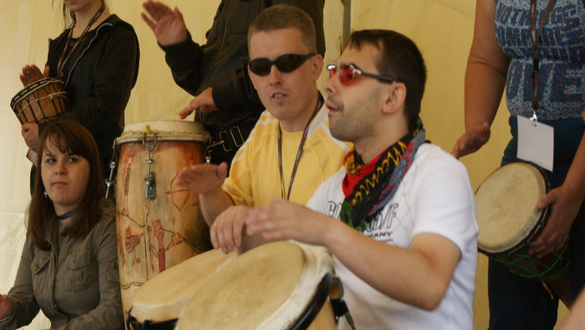 Odkryj w sobie artystę – to hasło Ogólnopolskiego Festiwalu Twórczości Wszelakiej Osób Głuchoniewidomych. Uczestnicy, odbywającego się w olsztyńskim Kortowie, festiwalu biorą udział w licznych warsztatach plastycznych, literackich, tanecznych i teatralnych.