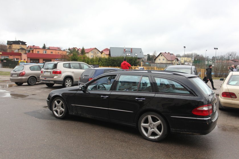 Mercedes, którym przyjechał bandyta 