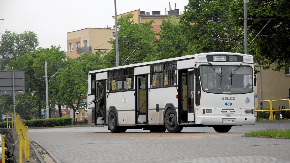 2 stycznia zmieniły się ceny biletów MZK. Jednorazowy bilet komunikacji miejskiej w Toruniu kosztował będzie 2,70 zł. Zmienił się także wiek uczniów uprawnionych do ulgowych przejazdów, a radni nie będą jeździli za darmo - informuje Urząd Miasta Torunia.