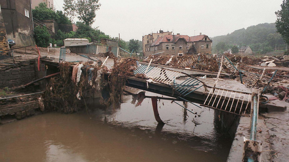Straty wywołane powodzią w Kłodzku były ogromne. Tak wyglądał jeden ze zniszczonych mostów na Nysie Kłodzkiej