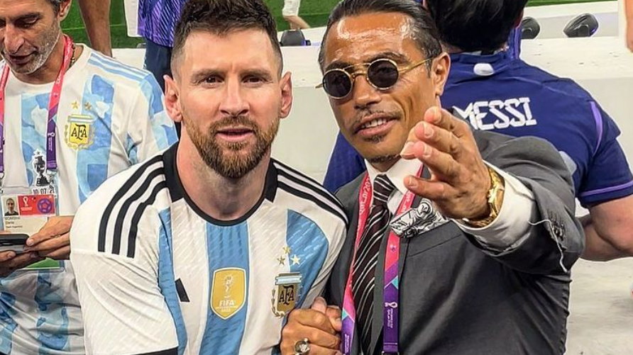 Salt Bae wszedł na murawę i zaczepiał drużynę Argentyny