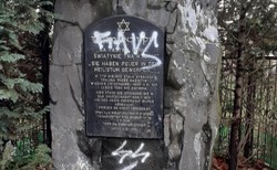Antysemicki incydent w Opolu. Nazistowskie symbole na tablicy pamięci o nocy kryształowej