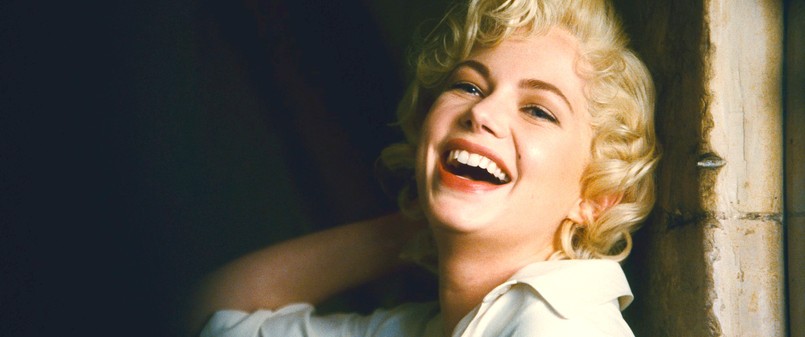 Marilyn Monroe przylatuje do Londynu na zaproszenie Laurence'a Oliviera – mają wspólnie kręcić film "Książę i aktoreczka"