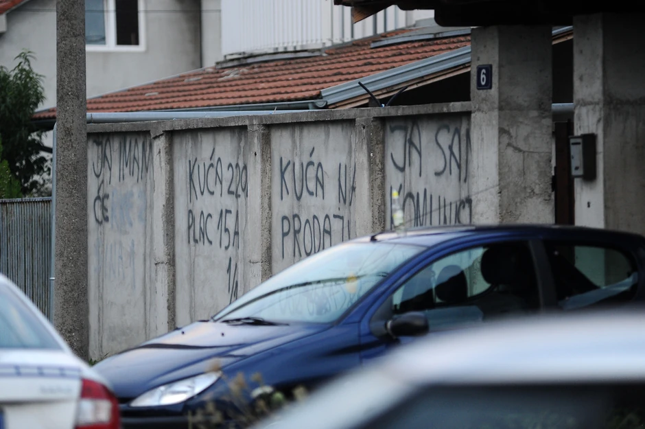 Zid ispred kuće na kome je Bojan S. tokom dana ispisao oglas da prodaje kuću