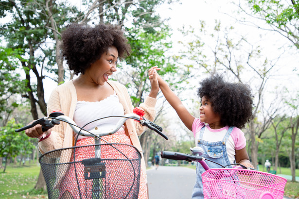 Samodzielna jazda na rowerze daje dziecku poczucie niezależnosci