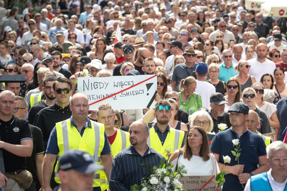 W Marszu Milczenia zorganizowanym przez środowiska narodowe i patriotyczne uczestniczyły tłumy. Funkcjonariusze policji obecni na miejscu przekazali, że w zgromadzeniu uczestniczyło około 10 tysięcy osób.