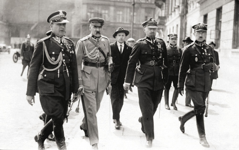 Od lewej: Bolesław Wieniawa-Długoszowski, Józef Piłsudski, Aleksander Prystor, Wacław Stachiewicz. Plac Saski, 31 maja 1926. Źródło: "IKC" 1926