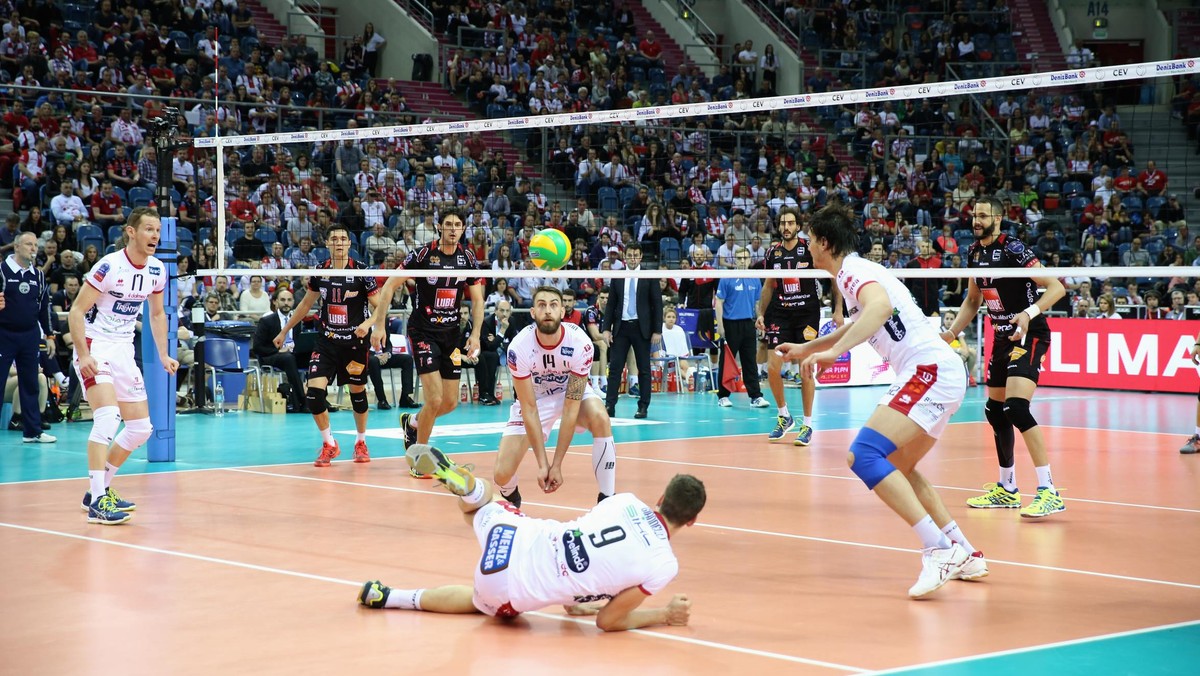 Trentino Diatec Volley rozbiło w półfinale Ligi Mistrzów Cucine Lube Civitanova 3:0 (25:19, 25:20, 25:18) i zagra w finale Ligi Mistrzów z Zenitem Kazań. Zanim w Tauron Arenie Kraków poznamy w niedzielę klubowego mistrza Europy, Asseco Resovia Rzeszów zagra z pokonanymi o trzecie miejsce w turnieju, a Bartosz Kurek stawi czoła swojemu poprzedniemu pracodawcy (godzina 14:45).