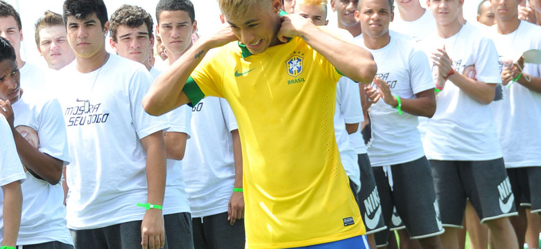 Dani Alves naciska na Neymara, "powinien dołączyć do Barcelony przed mundialem"