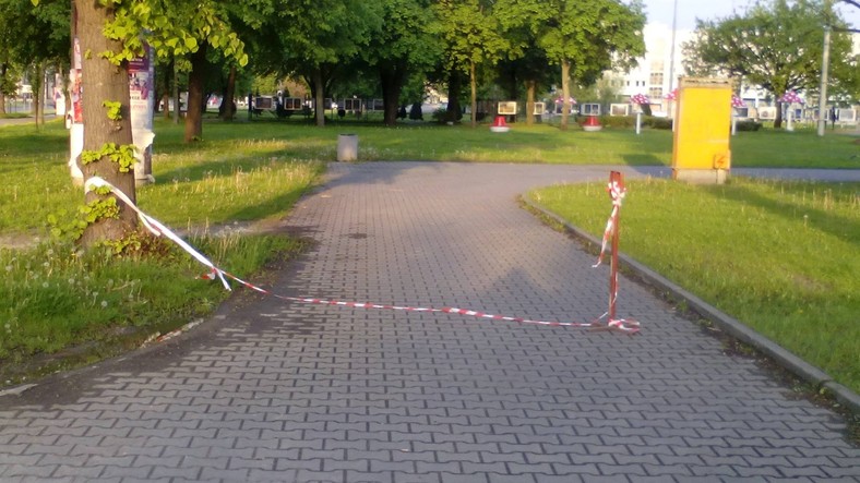 W tym miejscu samochód wjechał na chodnik