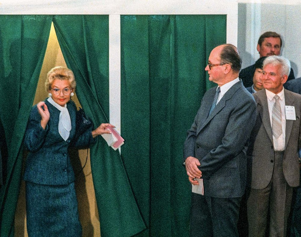 Wybory 1989. Jaruzelski z żoną Barbarą / Fot. Chris Niedenthal