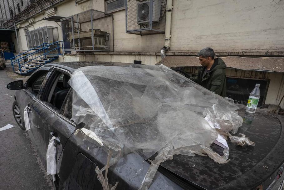 Ostrzelany samochód, którym przeprowadza się płatne ewakuacje z Doniecka