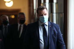 Czarnek: Wrócimy do podziału ferii zimowych na województwa