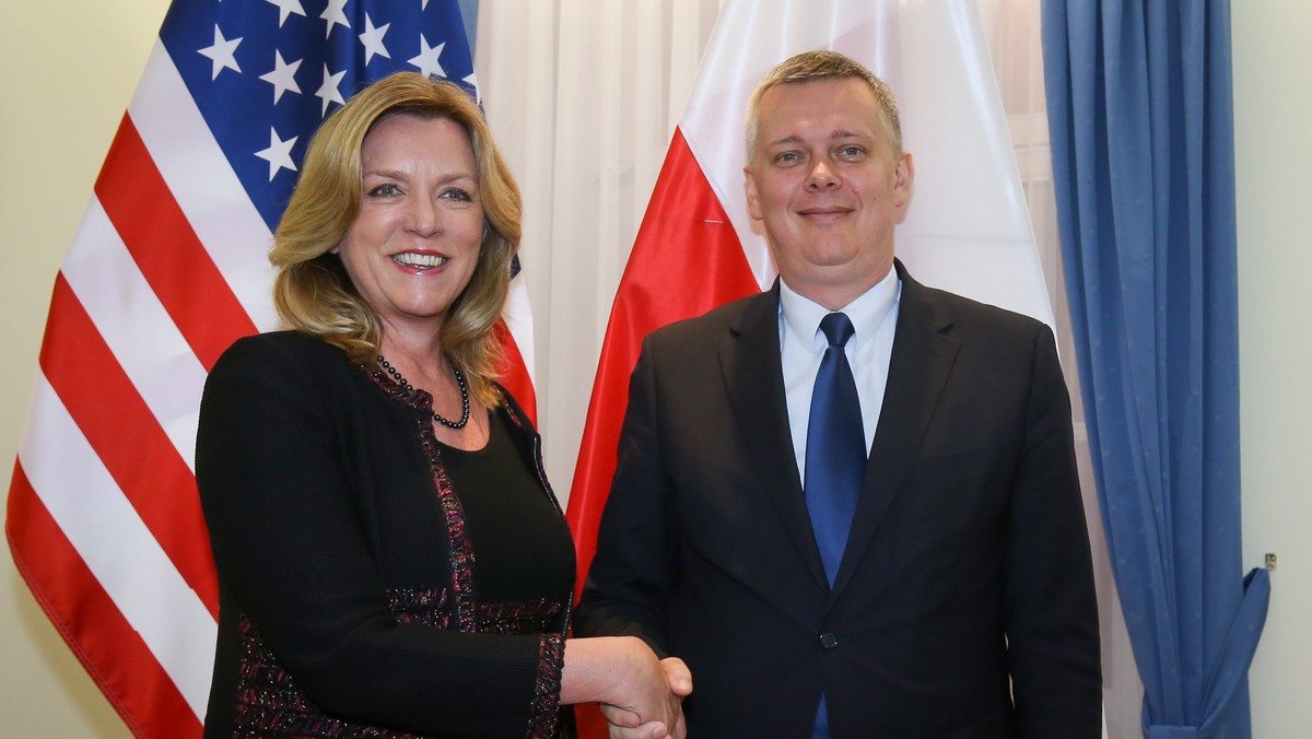 Wicepremier, minister obrony narodowej Tomasz Siemoniak powiedział, że z wielką satysfakcją przyjmuje decyzję USA o rozmieszczeniu sprzętu w sześciu europejskich krajach, w tym Polsce. Zaznaczył, że trwają rozmowy dot. m.in. podziału tego sprzętu.