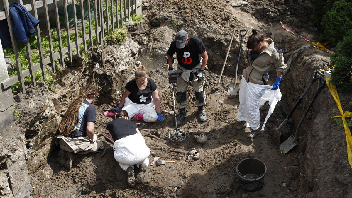 Szczątki kolejnych czterech osób, dwojga dorosłych i dwójki dzieci, wydobyto wczoraj z jamy grobowej zlokalizowanej przy bloku w sąsiedztwie aresztu śledczego w Białymstoku, gdzie prowadzony jest kolejny etap prac ekshumacyjnych związanych ze śledztwami IPN.