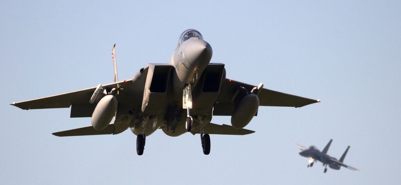 Amerykański myśliwiec F-15 lądował awaryjnie w Powidzu. Do silnika wpadł ptak