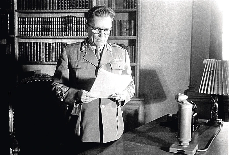 Maršal Tito čita govor za radio povodom završetka rata u Evropi, 9. maj 1945. 