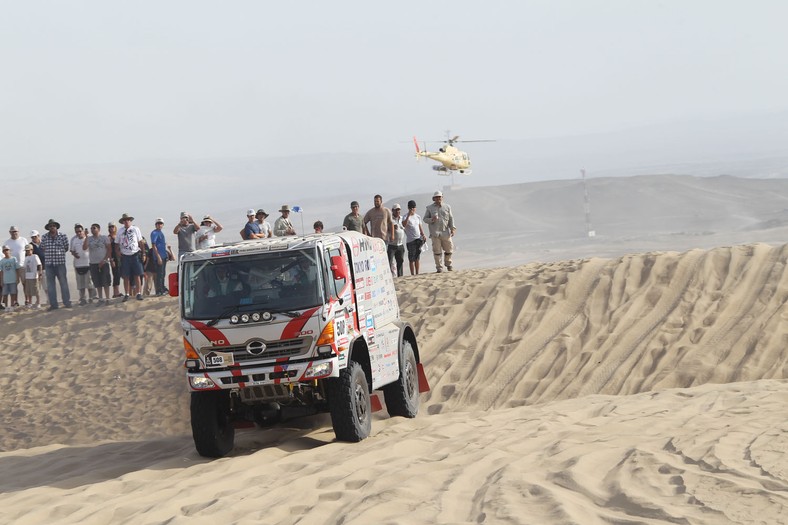 Dakar 2013: Hołowczyc zawiedziony, Sainz utknął na wydmach (2. etap, wyniki, galeria)