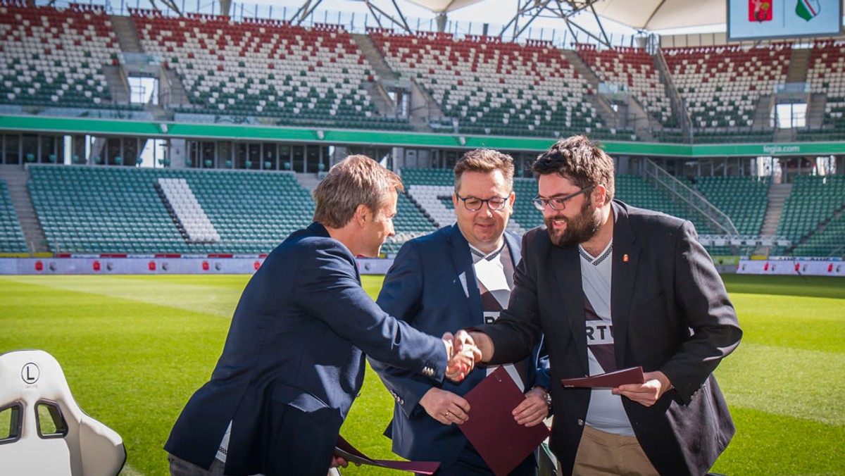 Zwiedzanie stadionu, okolicznościowy bieg, wizyty w Muzeum Legii, wystawa historyczna, podświetlenie PKiN w barwach klubu – to niektóre punkty świętowania wyjątkowego jubileuszu Legii Warszawa. Stołeczny klub obchodzi w tym roku 100-lecie istnienia. I właśnie zawarł umowę z władzami miasta w sprawie współpracy przy obchodach rocznicy.