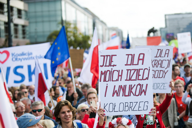 Uczestnicy zorganizowanego przez Koalicję Obywatelską "Marszu Miliona Serc"