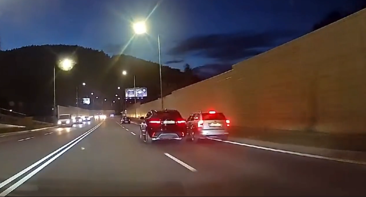 Vodička vytlačila ďalšie auto blízko protihlukovej steny.