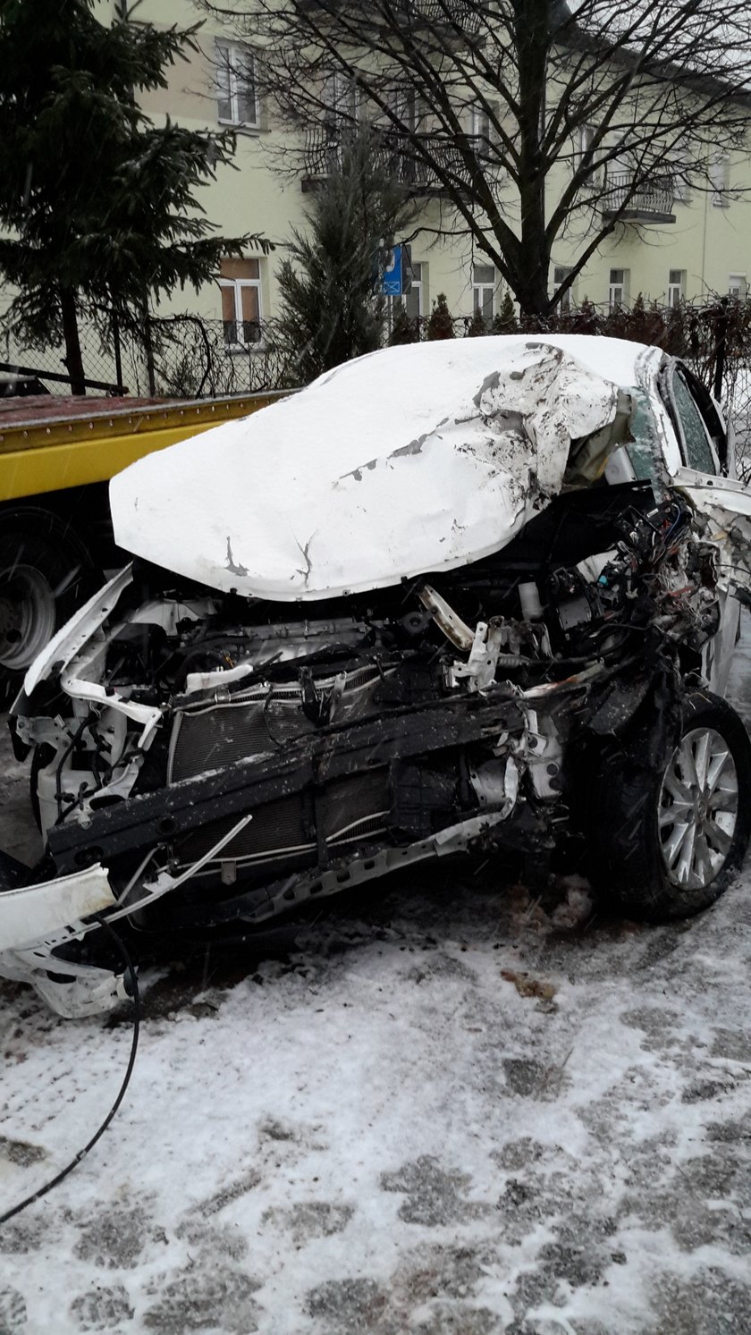 Auto na letnich oponach wpadło do rowu. Zginął 15-latek