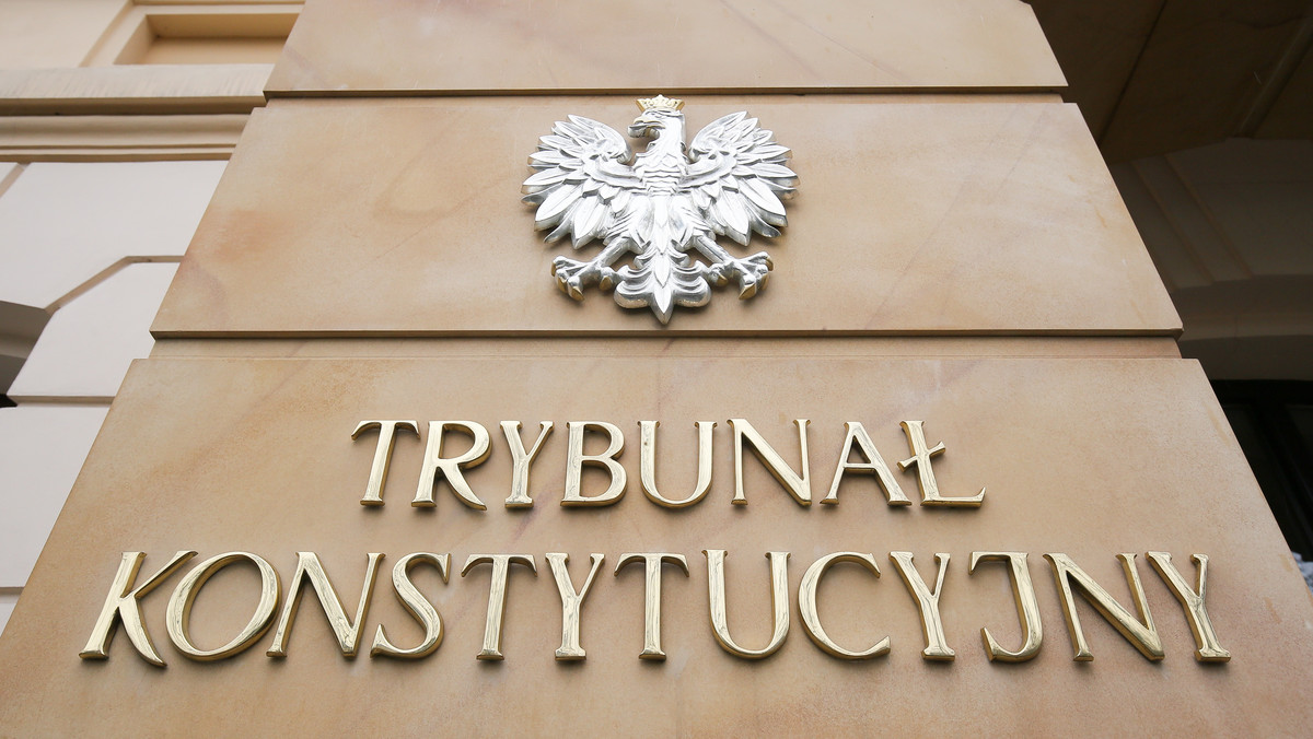 Trybunał Konstytucyjny jutro o godzinie 13 wyda wyrok w sprawie nowelizacji ustawy o TK, którą przygotowali posłowie PiS. Swoje posiedzenie Trybunał rozpoczął dziś. Sprawa rozpatrywana jest w 12-osobowym składzie. Przewodniczy mu prezes TK Andrzej Rzepliński.
