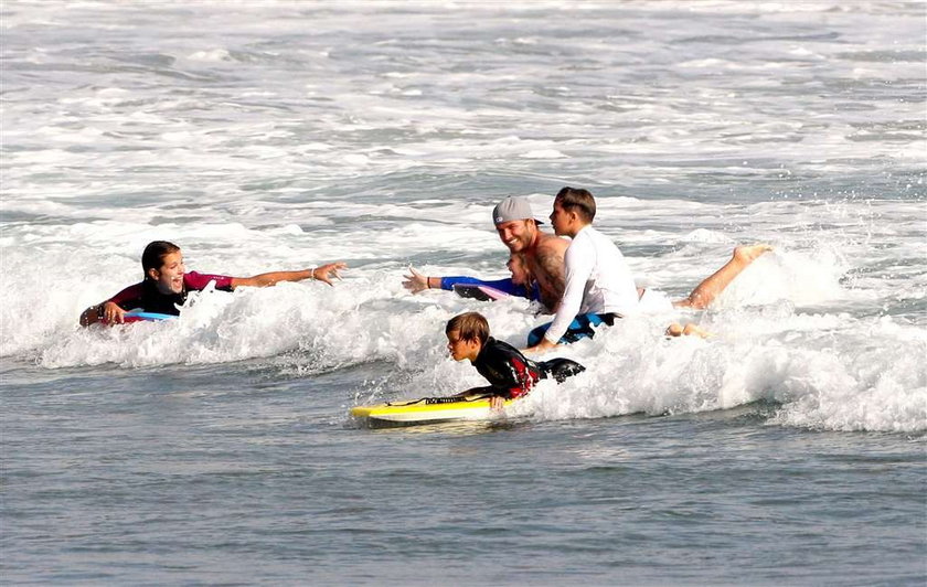 Celebryta z dzieciakami na surfingu. FOTY