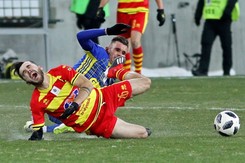 Ekstraklasa: Brutalny faul Bezjaka. Jagiellonia w '10' wygrała z Arką