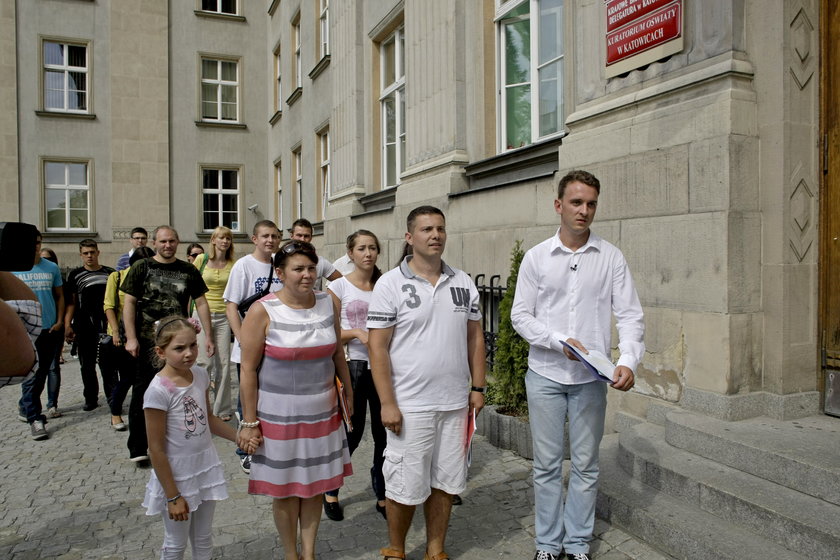 Oszukani turysci przyszli protestować pod urząd marszałkowski