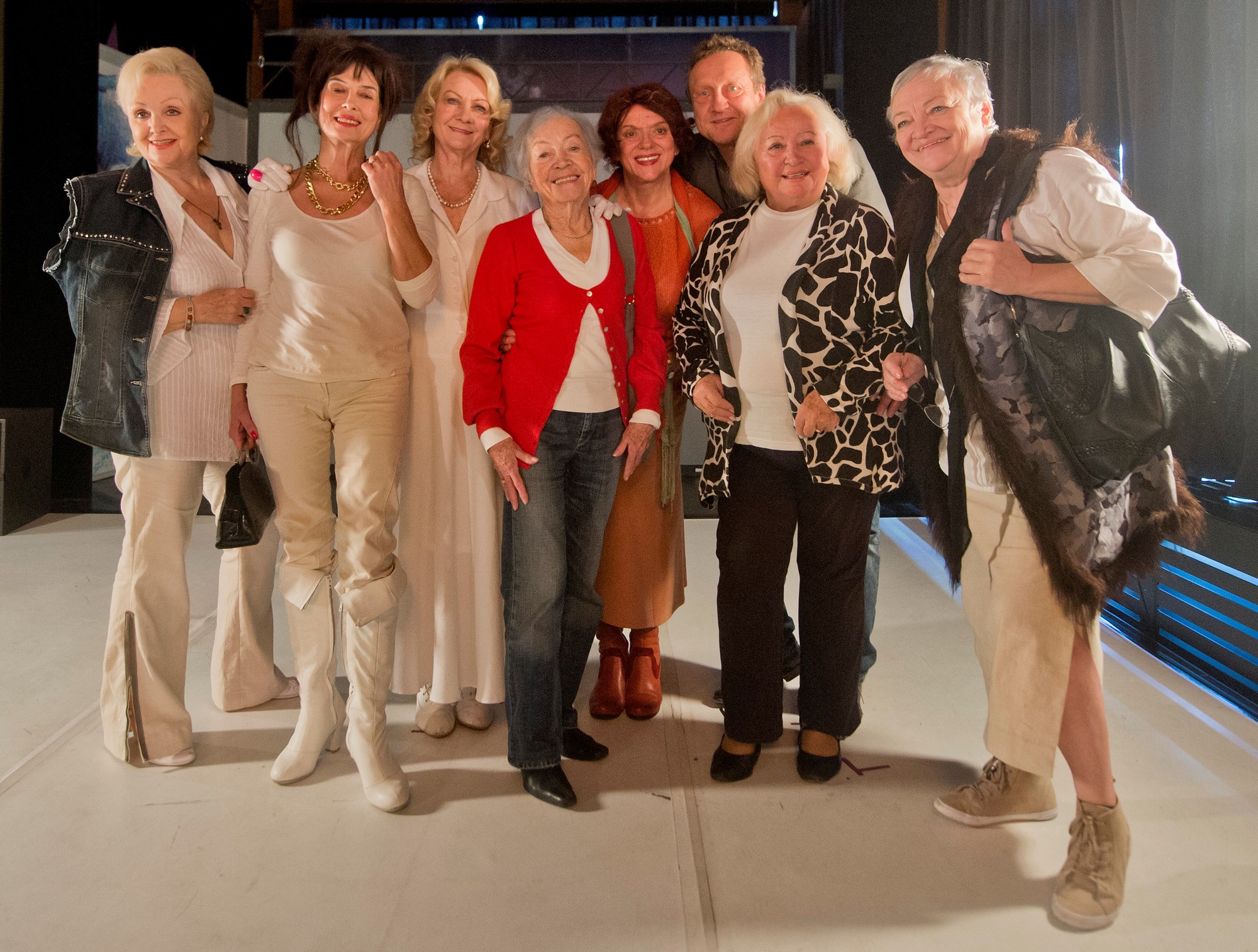 Libuša Trutzová, Zuzana Kocúriková, Eva Mária Chalupová, Eva Landlová, Milka Zimková, scenárista a režisér Ľubomír Paulovič, Maja Velšicová a Ida Rapaičová.