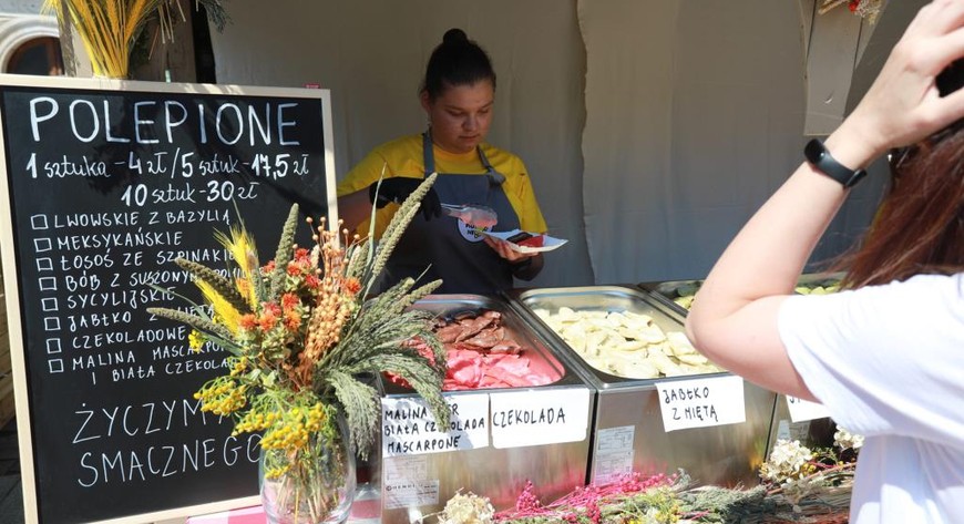 Na smakoszy czeka wielu wystawców: pierogarni i restauracji, które serwują swoje popisowe dania w najróżniejszej postaci. Stoiska na Małym Rynku będą czynne od 11 do 15 sierpnia w godz. 10.00–24.00. Wstęp na wszystkie wydarzenia bezpłatny.