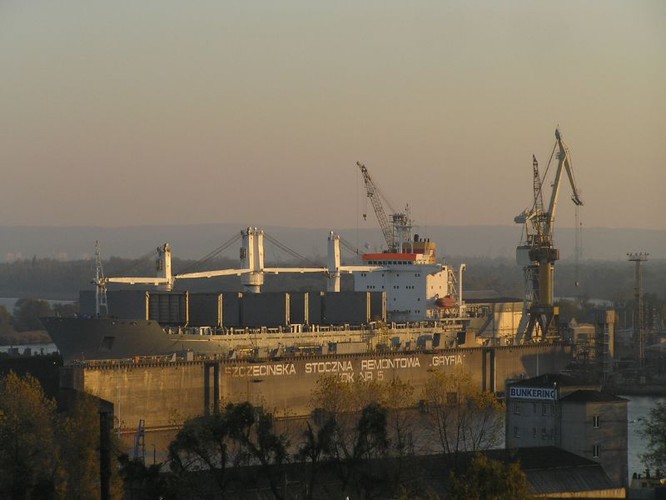 W Polsce funkcjonuje też wiele stoczni remontowych. Jednymi z największych są Gdańska Stocznia „Remontowa”, należąca do wspomnianej wcześniej Grupy Remontowa, oraz Szczecińska Stocznia Remontowa „Gryfia”. Zatrudniają one odpowiednio ok. 2,4 i ok. 1,2 tys. osób.<br>
Zdj. Michal P. (Stoczna) [CC-BY-SA-2.0]