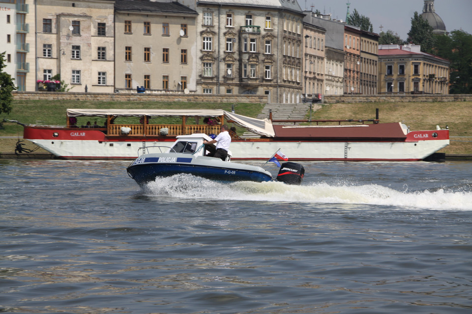 Wspólny patrol wodny policji i straży miejskiej, fot. Kamil Turecki / Onet.