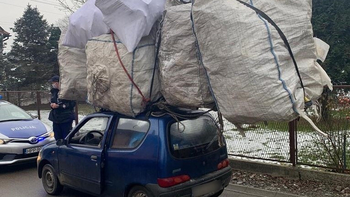 Plik mandatów wręczyli policjanci kierowcy ze Śląska, który na dachu swojego seicento przewoził bagaż większy od całego auta. Jak się okazało samochód nie był ubezpieczony i nie miał aktualnego przeglądu.