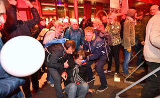 Marsz narodowców we Wrocławiu rozwiązany. Poleciały race i butelki, trzy osoby są ranne