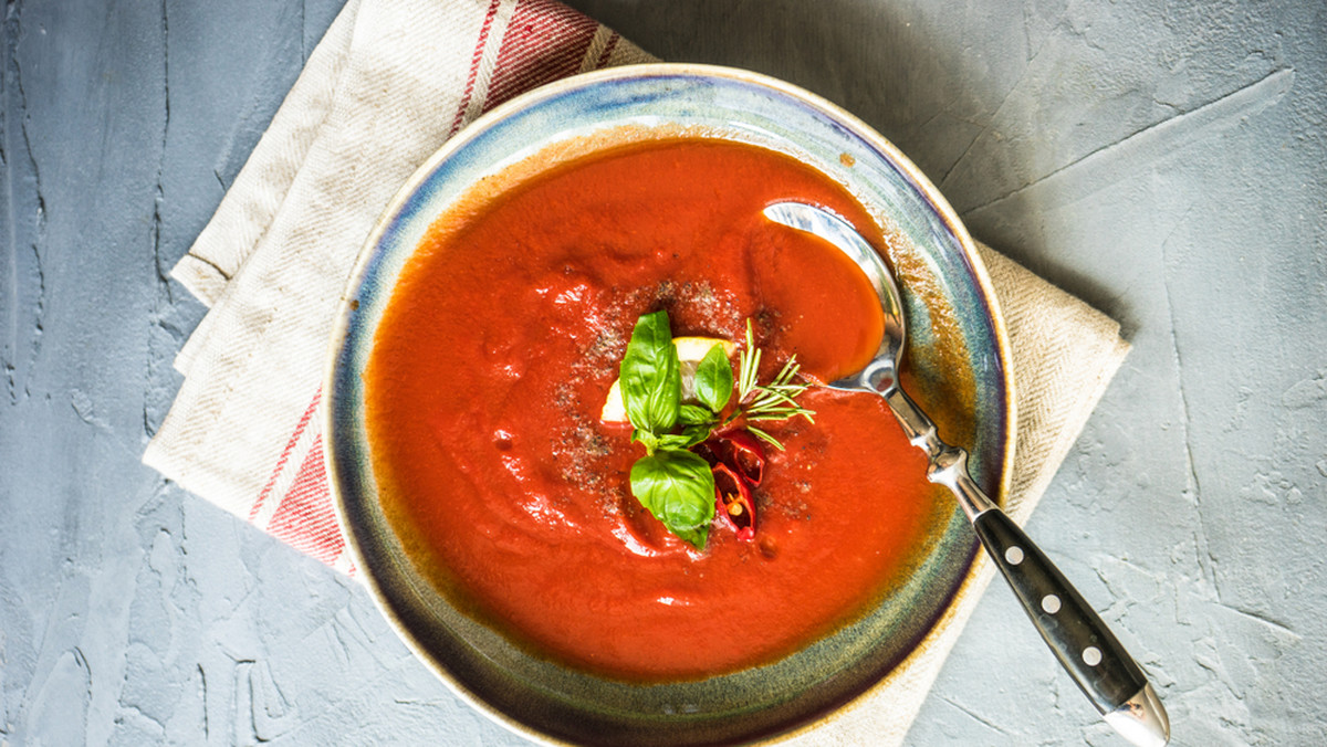 Hiszpański chłodnik gazpacho to zupa niewymagająca gotowania. Danie to najlepiej robić latem, ponieważ wtedy pomidory są najsmaczniejsze. Gazpacho pomidorowe to najczęściej spotykany chłodnik gazpacho. Jak go zrobić? Podajemy przepis na gazpacho na zimno i na ciepło oraz garść informacji o tym popularnym hiszpańskim daniu.