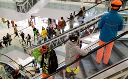 Protest narciarzy w galerii handlowej. Żądają otwarcia stoków [ZDJĘCIA]