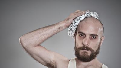 Mężczyzna łysy broda kac zdrowie ból głowy choroba