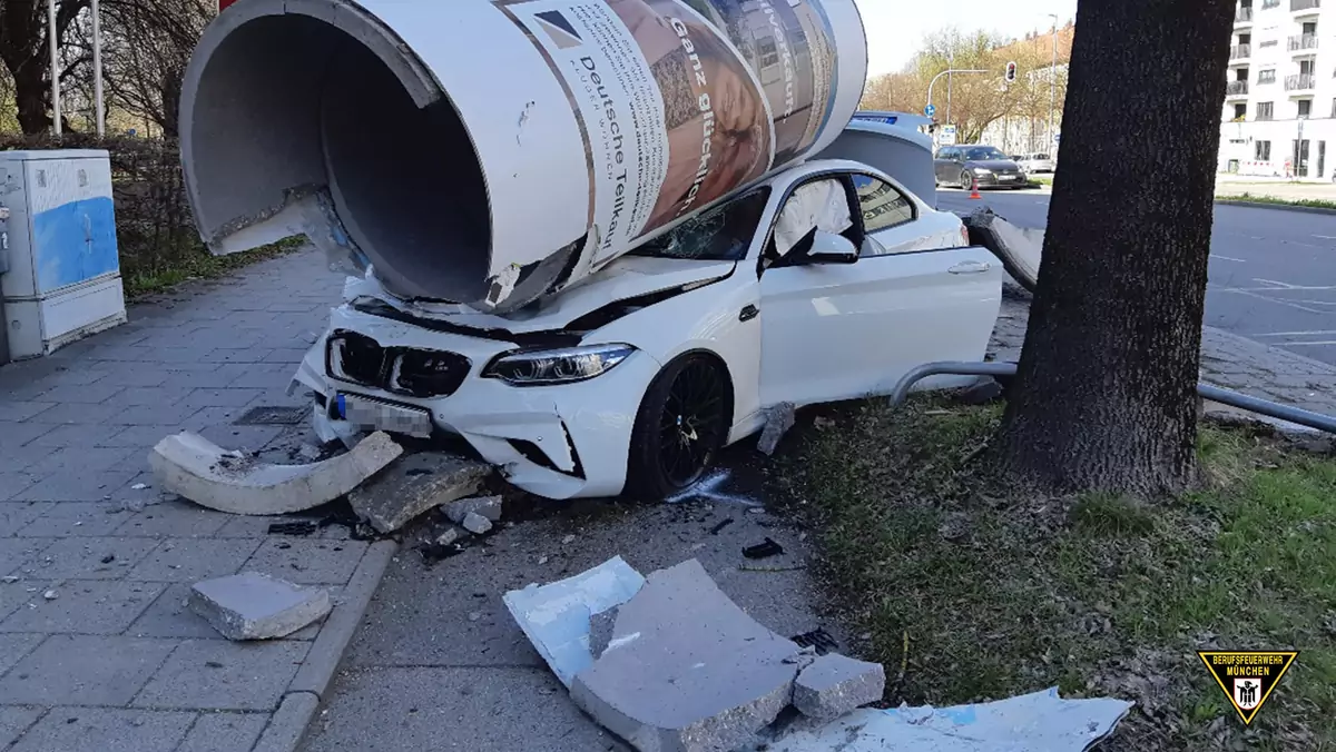 BMW M2 rozbite na słupie ogłoszeniowym