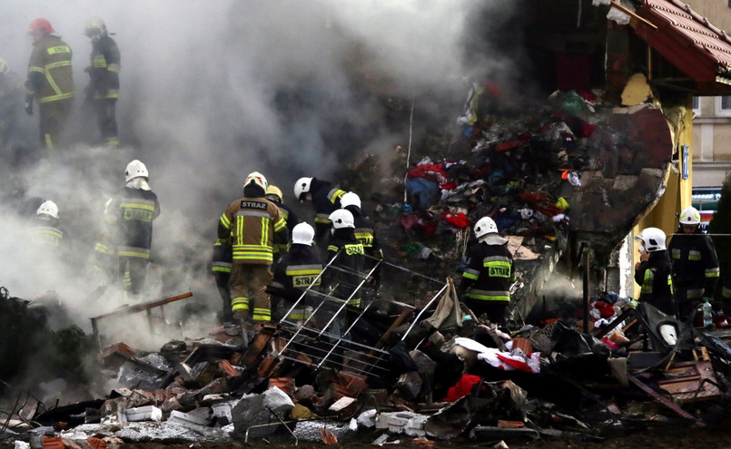 Strażacy na miejscu wybuchu i pożaru budynku w Łomiankach