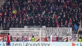 Kibice Rakowa nie zostawili suchej nitki na Papszunie. Oto co napisali na transparencie
